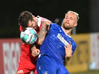 Wird wohl nicht zu Union Berlin wechseln: Der Karlsruher Philipp Hofmann (r) in Aktion. Foto: Uli Deck/dpa Wird wohl nicht zu Union Berlin wechseln: Der Karlsruher Philipp Hofmann (r) in Aktion. Foto: Uli Deck/dpa