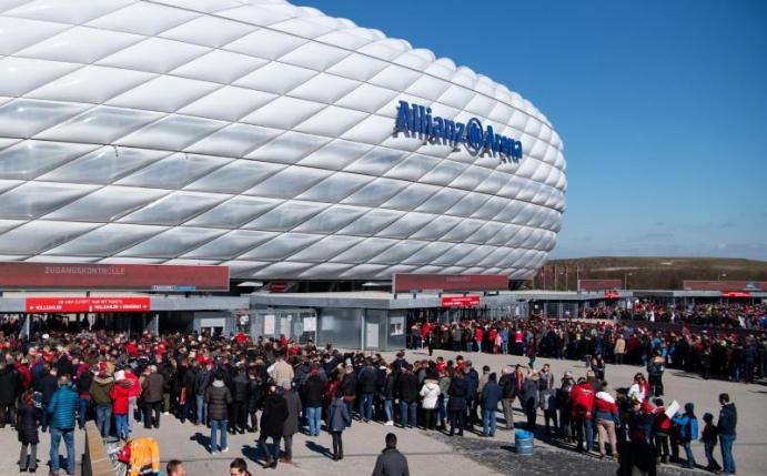 Das Eröffnungsspiel des FC Bayern München gegen Schalke findet nun doch ohne Zuschauer in der Allianz Arena statt. Foto: Sven Hoppe/dpa