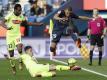 Baptiste Santamaria (u) beim Tackling gegen PSG-Star Kylian Mbappé. Foto: Christophe Ena/AP/dpa