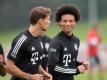 Leroy Sané (r) wird beim FC Bayern sein Bundesliga-Comeback feiern. Foto: Tobias Hase/dpa