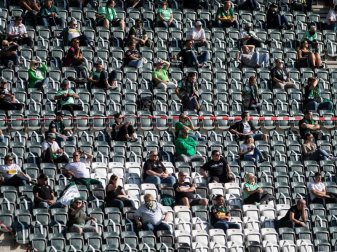 Für die Fans, die wieder in die Stadien dürfen gilt: Auch der Toilettengang will geplant sein. Foto: Bernd Thissen/dpa