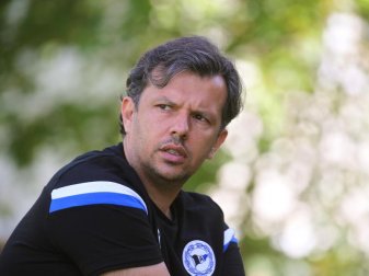 Zumindest wirtschaftlich sieht Samir Arabi Arminia Bielefeld am Tabellenende. Foto: Karl-Josef Hildenbrand/dpa Zumindest wirtschaftlich sieht Samir Arabi Arminia Bielefeld am Tabellenende. Foto: Karl-Josef Hildenbrand/dpa