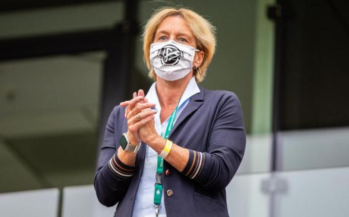 Bundestrainerin Martina Voss-Tecklenburg trifft mit den DFB-Frauen in der EM-Qualifikation auf Irland. Foto: Marcel Kusch/dpa