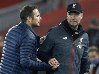 Jürgen Klopp (r) dementierte eine angebliche Rivalität mit Chelsea-Coach Frank Lampard. Foto: Phil Noble/Pool Reuters via AP/dpa Jürgen Klopp (r) dementierte eine angebliche Rivalität mit Chelsea-Coach Frank Lampard. Foto: Phil Noble/Pool Reuters via AP/dpa