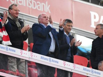 Auf der Ehrentribüne hielt die Führungsriege des FC Bayern nicht den Abstand von 1,50 Meter ein. Foto: Matthias Balk/dpa Auf der Ehrentribüne hielt die Führungsriege des FC Bayern nicht den Abstand von 1,50 Meter ein. Foto: Matthias Balk/dpa