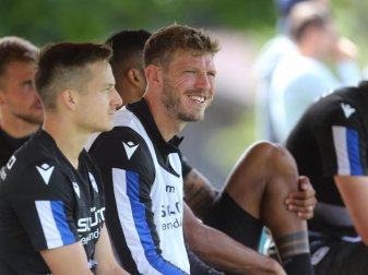 Bielefelds Stürmer Fabian Klos (M) debütiert mit 32 Jahren in der Bundesliga. Foto: Karl-Josef Hildenbrand/dpa Bielefelds Stürmer Fabian Klos (M) debütiert mit 32 Jahren in der Bundesliga. Foto: Karl-Josef Hildenbrand/dpa