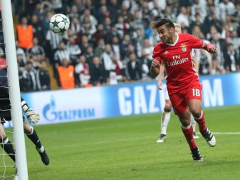 Wechselt zu Udinese Calcio: Tolgay Arslan (r) in Aktion. Foto: Tolga Bozoglu/EPA/dpa Wechselt zu Udinese Calcio: Tolgay Arslan (r) in Aktion. Foto: Tolga Bozoglu/EPA/dpa