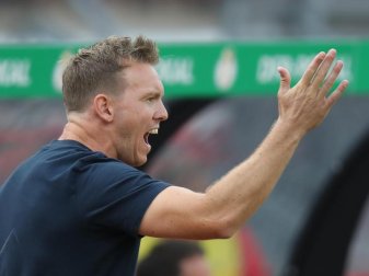 Muss Leistungsschwankungen seines Kaders berücksichtigen: RB Leipzigs Trainer Julian Nagelsmann reagiert auf den Spielverlauf. Foto: Daniel Karmann/dpa Muss Leistungsschwankungen seines Kaders berücksichtigen: RB Leipzigs Trainer Julian Nagelsmann reagiert auf den Spielverlauf. Foto: Daniel Karmann/dpa