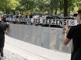 Fans von Hannover 96 stehen mit einem Banner «Geld ist die Sprache des Herzens» am VIP-Eingang des Stadions vor dem Spiel Spalier. Foto: Swen Pförtner/dpa Fans von Hannover 96 stehen mit einem Banner «Geld ist die Sprache des Herzens» am VIP-Eingang des Stadions vor dem Spiel Spalier. Foto: Swen Pförtner/dpa