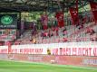 Mit einem Transparent üben die Fans vom 1. FC Union Berlin Kritik an den Fußball-Verbänden. Foto: Andreas Gora/dpa