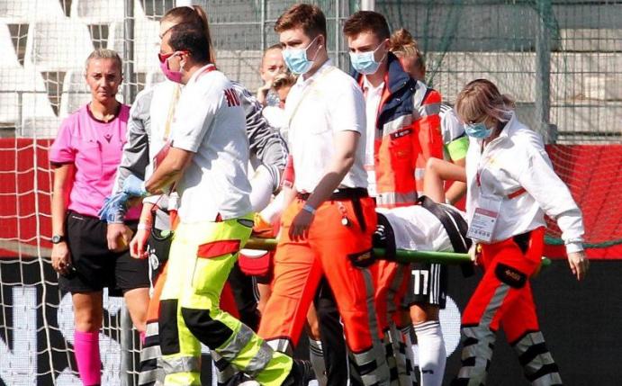 Nationalspielerin Giulia Gwinn wird verletzt vom Platz getragen und ins Krankenhaus gebracht. Foto: Roland Weihrauch/dpa