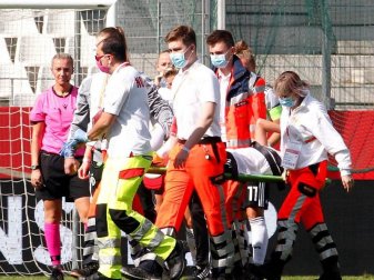 Nationalspielerin Giulia Gwinn wird verletzt vom Platz getragen und ins Krankenhaus gebracht. Foto: Roland Weihrauch/dpa Nationalspielerin Giulia Gwinn wird verletzt vom Platz getragen und ins Krankenhaus gebracht. Foto: Roland Weihrauch/dpa