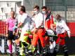 Nationalspielerin Giulia Gwinn wird verletzt vom Platz getragen und ins Krankenhaus gebracht. Foto: Roland Weihrauch/dpa