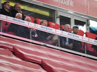 Auf der Ehrentribüne hielt die Führungsriege des FC Bayern nicht den Abstand von 1,50 Meter ein. Foto: Matthias Balk/dpa Auf der Ehrentribüne hielt die Führungsriege des FC Bayern nicht den Abstand von 1,50 Meter ein. Foto: Matthias Balk/dpa