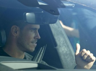 Gareth Bale bei seiner Ankunft am Trainingsgelände von Tottenham Hotspur. Foto: Frank Augstein/AP/dpa Gareth Bale bei seiner Ankunft am Trainingsgelände von Tottenham Hotspur. Foto: Frank Augstein/AP/dpa