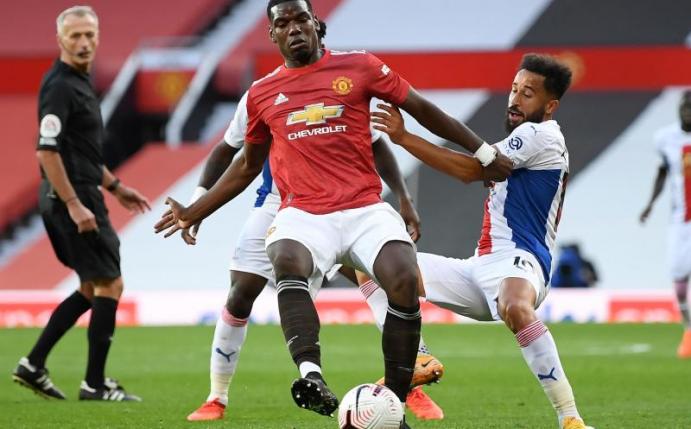 Manchester Uniteds Star Paul Pogba (M) im Zweikampf mit Andros Townsend von Crystal Palace. Foto: Shaun Botterill/PA Wire/dpa