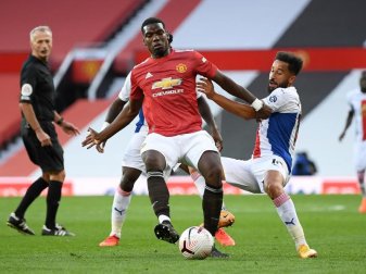 Manchester Uniteds Star Paul Pogba (M) im Zweikampf mit Andros Townsend von Crystal Palace. Foto: Shaun Botterill/PA Wire/dpa Manchester Uniteds Star Paul Pogba (M) im Zweikampf mit Andros Townsend von Crystal Palace. Foto: Shaun Botterill/PA Wire/dpa