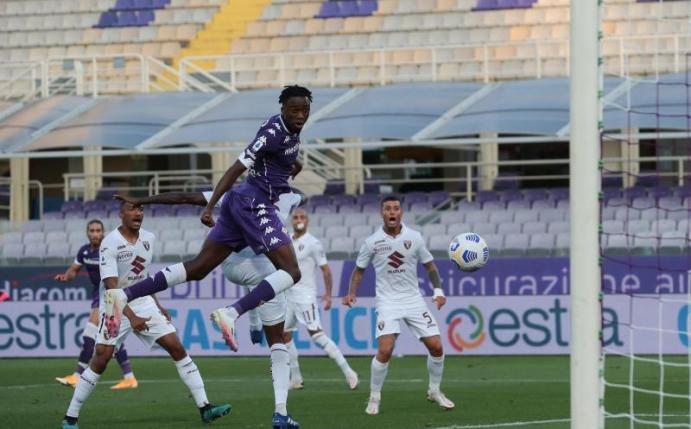 Christian Kouame vom AC Florenz köpft auf das Tor des FC Turin. Foto: Jonathan Moscrop/CSM via ZUMA Wire/dpa