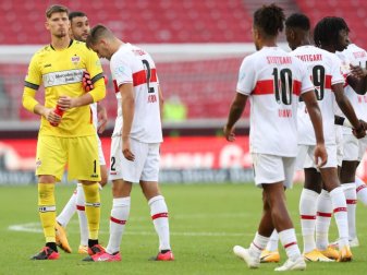 Enttäuscht: Die VfB-Profis nach der Heimpleite gegen den SC Freiburg. Foto: Tom Weller/dpa Enttäuscht: Die VfB-Profis nach der Heimpleite gegen den SC Freiburg. Foto: Tom Weller/dpa