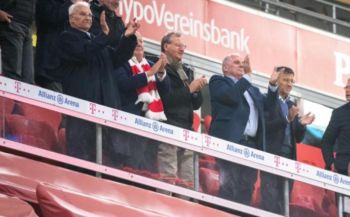 Jubeln ohne Abstand: Die Bayern-Spitze beim Sieg gegen Schalke 04. Foto: Matthias Balk/dpa