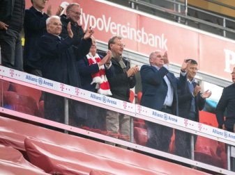 Jubeln ohne Abstand: Die Bayern-Spitze beim Sieg gegen Schalke 04. Foto: Matthias Balk/dpa