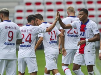 Paris Kylian Mbappe (r) jubelt mit seinen Teamkollegen, nachdem er das Tor zur 1-0-Führung bei OGC Nizza erzielt hat. Foto: Daniel Cole/AP/dpa Paris Kylian Mbappe (r) jubelt mit seinen Teamkollegen, nachdem er das Tor zur 1-0-Führung bei OGC Nizza erzielt hat. Foto: Daniel Cole/AP/dpa