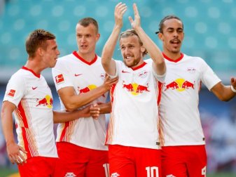 Leipzigs Dani Olmo (l-r), Lukas Klostermann, Emil Forsberg und Yussuf Poulsen jubeln nach Forsbergs Elfmetertor zum 1:0. Foto: Jan Woitas/dpa-Zentralbild/dpa Leipzigs Dani Olmo (l-r), Lukas Klostermann, Emil Forsberg und Yussuf Poulsen jubeln nach Forsbergs Elfmetertor zum 1:0. Foto: Jan Woitas/dpa-Zentralbild/dpa