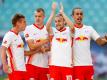 Leipzigs Dani Olmo (l-r), Lukas Klostermann, Emil Forsberg und Yussuf Poulsen jubeln nach Forsbergs Elfmetertor zum 1:0. Foto: Jan Woitas/dpa-Zentralbild/dpa