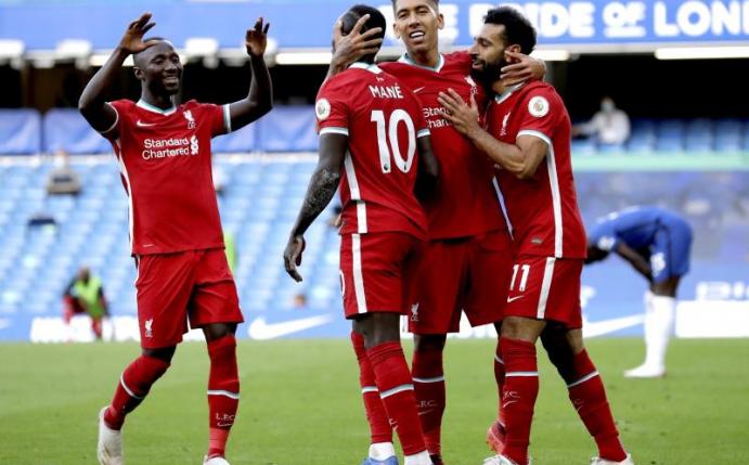 Liverpools Sadio Mane (l) feiert mit seinen Teamkollegen ein Tor. Foto: Matt Dunham/PA Wire/dpa