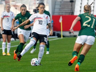 Dzsenifer Marozsan (M.) wird ihr 100. Länderspiel bestreiten. Foto: Roland Weihrauch/dpa Dzsenifer Marozsan (M.) wird ihr 100. Länderspiel bestreiten. Foto: Roland Weihrauch/dpa