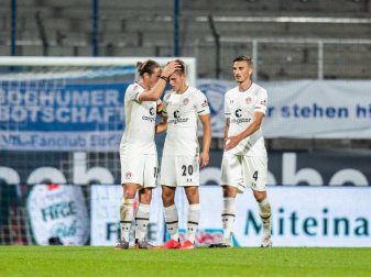 Nach dem Spielende können sich Paulis Spieler über den Punktgewinn freuen. Foto: Marcel Kusch/dpa Nach dem Spielende können sich Paulis Spieler über den Punktgewinn freuen. Foto: Marcel Kusch/dpa
