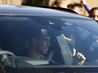 Gareth Bale bet seiner Ankunft am Trainingsgelände von Tottenham Hotspur. Foto: Frank Augstein/AP/dpa Gareth Bale bet seiner Ankunft am Trainingsgelände von Tottenham Hotspur. Foto: Frank Augstein/AP/dpa