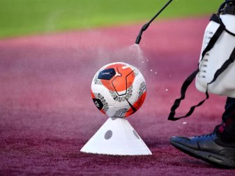 In England wird ein Spielball mit Desinfektionsmittel besprüht. Foto: Ben Stansall/Nmc Pool/PA Wire/dpa In England wird ein Spielball mit Desinfektionsmittel besprüht. Foto: Ben Stansall/Nmc Pool/PA Wire/dpa
