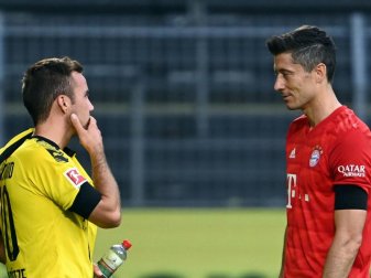 Wird BVB-Star Mario Götze (l) wieder Teamkollege von Bayern-Stürmer Robert Lewandowski?. Foto: Federico Gambarini/dpa-Pool/dpa Wird BVB-Star Mario Götze (l) wieder Teamkollege von Bayern-Stürmer Robert Lewandowski?. Foto: Federico Gambarini/dpa-Pool/dpa