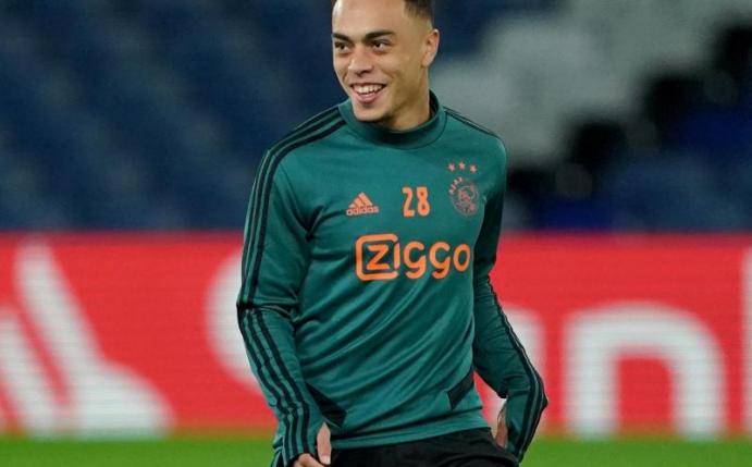 Sergiño Dest soll sich angeblich mit dem FC Barcelona einig sein. Foto: Tess Derry/PA Wire/dpa