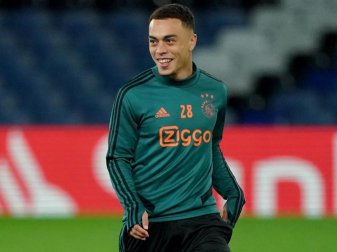 Sergiño Dest soll sich angeblich mit dem FC Barcelona einig sein. Foto: Tess Derry/PA Wire/dpa Sergiño Dest soll sich angeblich mit dem FC Barcelona einig sein. Foto: Tess Derry/PA Wire/dpa