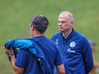 Fordert von Schalke-Trainer David Waagner (l) eine deutliche Leistungssteigerung: Sportdirektor Jochen Schneider. Foto: Tim Rehbein/dpa Fordert von Schalke-Trainer David Waagner (l) eine deutliche Leistungssteigerung: Sportdirektor Jochen Schneider. Foto: Tim Rehbein/dpa