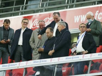 Zu wenig Abstand beim Eröffnungsspiel der Bundesliga Zu wenig Abstand beim Eröffnungsspiel der Bundesliga