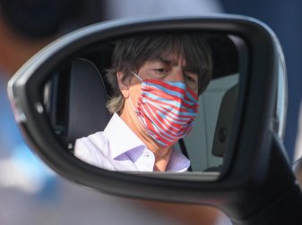 Hält sich an die Hygiene-Regeln und trägt sogar am Steuer einen Nase-Mund-Schutz: Bundestrainer Joachim Löw im Rückspiegel seines Wagens. Foto: Robert Michael/dpa-Zentralbild/dpa Hält sich an die Hygiene-Regeln und trägt sogar am Steuer einen Nase-Mund-Schutz: Bundestrainer Joachim Löw im Rückspiegel seines Wagens. Foto: Robert Michael/dpa-Zentralbild/dpa