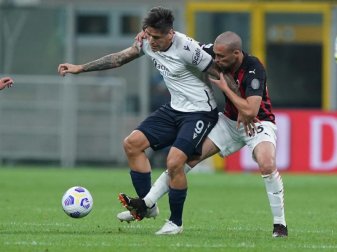 Leo Duarte (r) vom AC Mailand in Aktion: Der Spieler ist positiv auf das Coronavirus getestet worden. Foto: Spada/LaPresse via ZUMA Press/dpa Leo Duarte (r) vom AC Mailand in Aktion: Der Spieler ist positiv auf das Coronavirus getestet worden. Foto: Spada/LaPresse via ZUMA Press/dpa