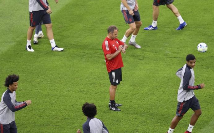 Kann gegen den FC Sevilla aus dem Vollen schöpfen: Hansi Flick (M) beim Abschlusstraining des FC Bayern München. Foto: Laszlo Szirtesi/Pool Getty/AP/dpa