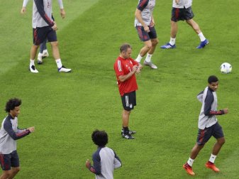 Kann gegen den FC Sevilla aus dem Vollen schöpfen: Hansi Flick (M) beim Abschlusstraining des FC Bayern München. Foto: Laszlo Szirtesi/Pool Getty/AP/dpa Kann gegen den FC Sevilla aus dem Vollen schöpfen: Hansi Flick (M) beim Abschlusstraining des FC Bayern München. Foto: Laszlo Szirtesi/Pool Getty/AP/dpa