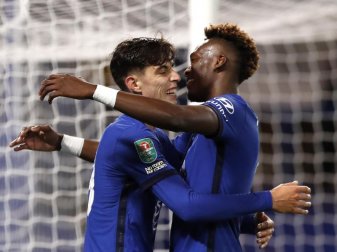 Kai Havertz (l) feiert den fünften Treffer für den FC Chelsea mit Tammy Abraham. Foto: Alastair Grant/PA Wire/dpa Kai Havertz (l) feiert den fünften Treffer für den FC Chelsea mit Tammy Abraham. Foto: Alastair Grant/PA Wire/dpa