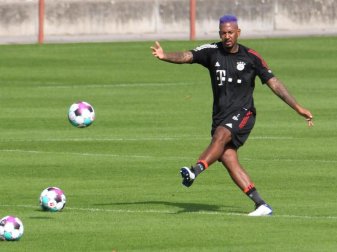 Jérôme Boateng hatte sich die Haare lila gefärbt. Foto: Tobias Hase/dpa Jérôme Boateng hatte sich die Haare lila gefärbt. Foto: Tobias Hase/dpa