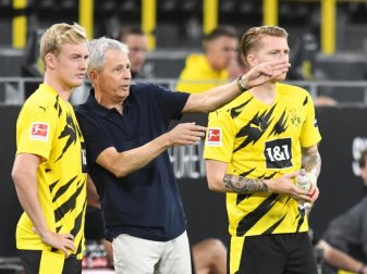 BVB-Trainer Lucien Favre im Gespräch mit Julian Brandt (l). Foto: Bernd Thissen/dpa BVB-Trainer Lucien Favre im Gespräch mit Julian Brandt (l). Foto: Bernd Thissen/dpa