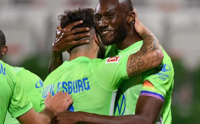 Der Wolfsburger Josuha Guilavogui (r) jubelt nach seinem Tor zum 1:0. Foto: Swen Pförtner/dpa