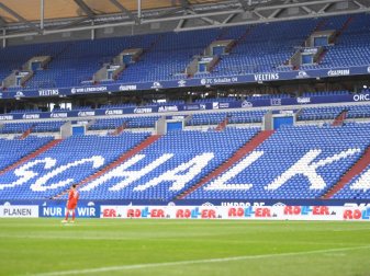 Noch ist es unklar, ob das Spiel des FC Schalke gegen Werder Bremen vor Zuschauern ausgetragen wird. Foto: Bernd Thissen/dpa-Pool/dpa Noch ist es unklar, ob das Spiel des FC Schalke gegen Werder Bremen vor Zuschauern ausgetragen wird. Foto: Bernd Thissen/dpa-Pool/dpa