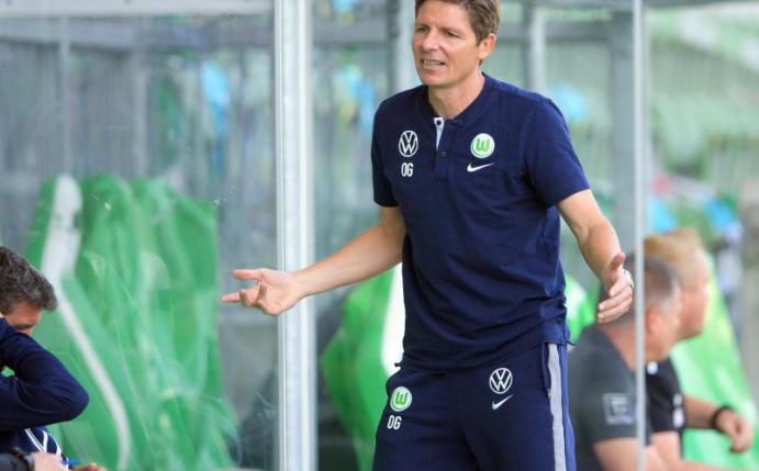 Wolfsburgs Cheftrainer Oliver Glasner sieht seinen Kader noch nicht breit genug aufgestellt. Foto: Soeren Stache/dpa-Zentralbild/dpa