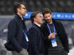 Such für Hertha noch Verstärkungen: Manager Michael Preetz, Trainer Bruno Labbadia und Sportdirektor Arne Friedrich (l-r). Foto: Soeren Stache/dpa-Zentralbild/dpa