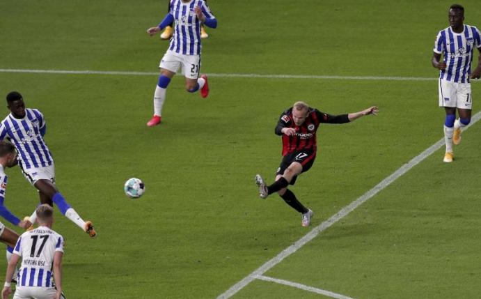 Weil die Berliner zuviel Abstand gewähren, zirkelt Frankfurts Mittelfeldstratege Sebastian Rode den Ball in die Maschen. Foto: Michael Sohn/POOL AP/dpa